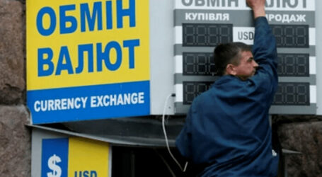 Банки та обмінники штрафуватимуть за відмову міняти долари