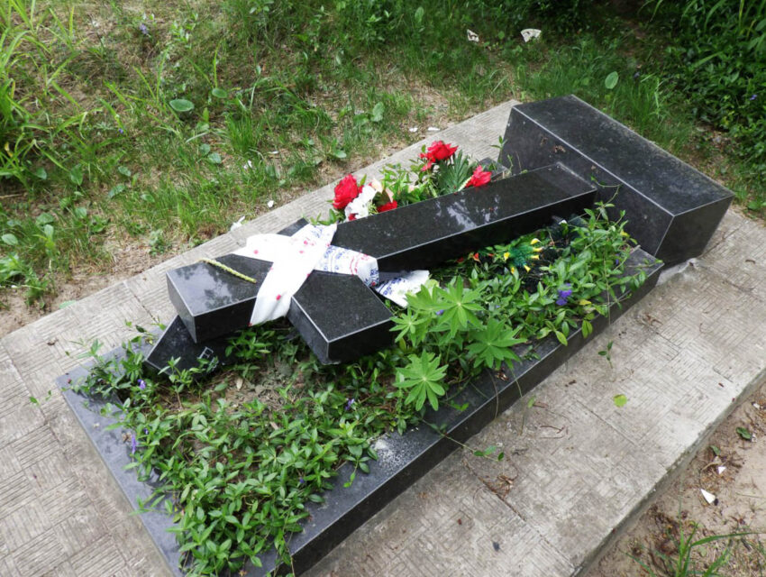 На Дніпопетровщині затримали неповнолітніх дівчат, які пошкодили памятники на могилах