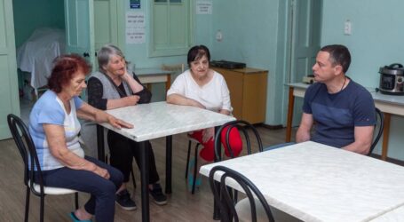 Мер Кам’янського поспілкувався с переселенцями, що мешкають у терцентрі на Дніпробуді