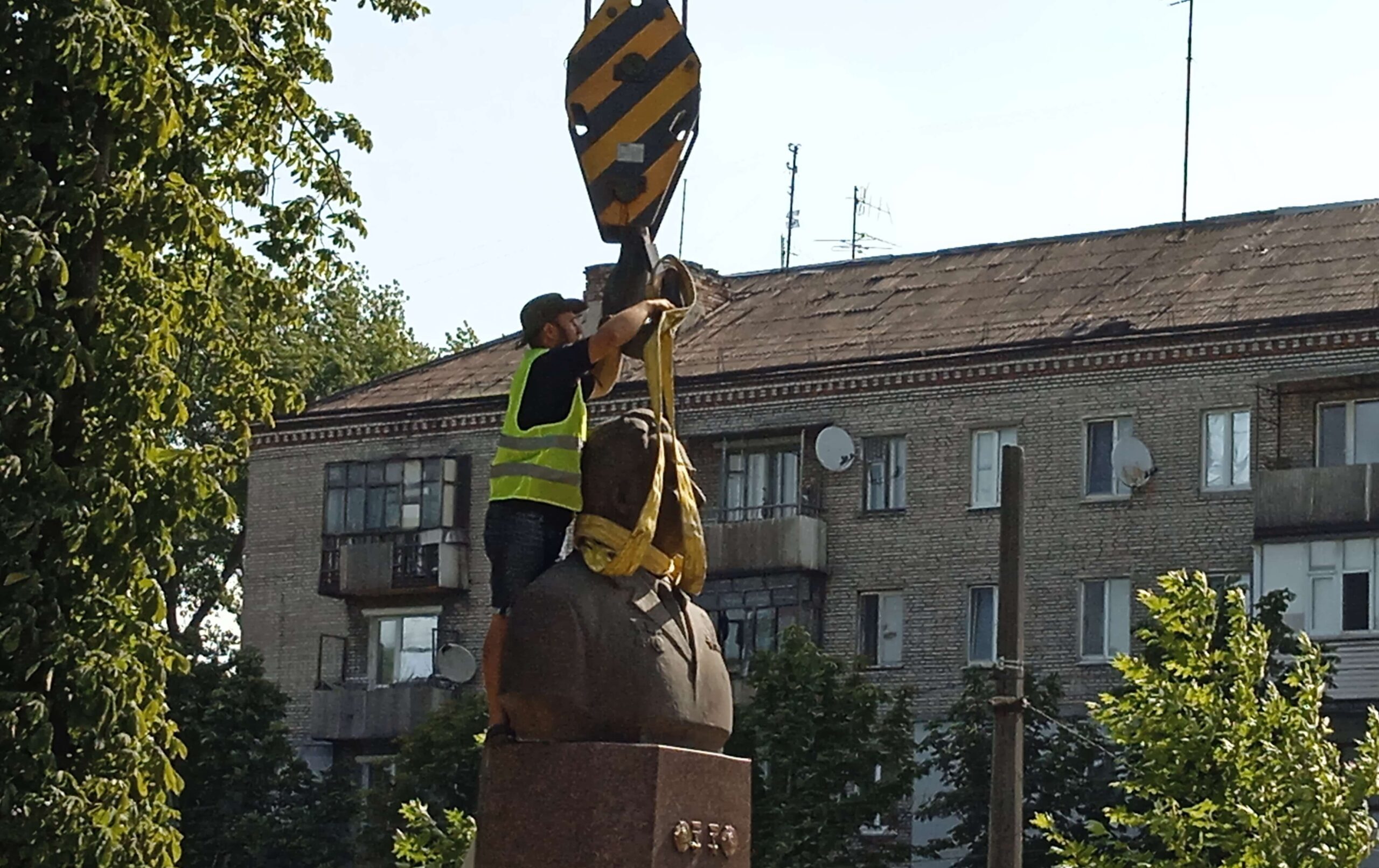 В Кам'янському демонтують погруддя Леоніда Брежнєва - ФОТО