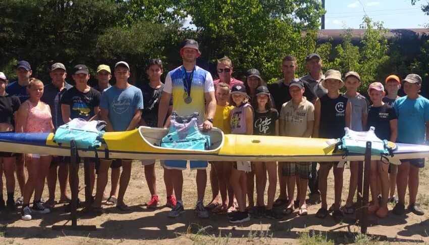 Переможець Євроігор, кам’янчанин Ігор Трунов подарував юним веслувальникам свою «щасливу» байдарку