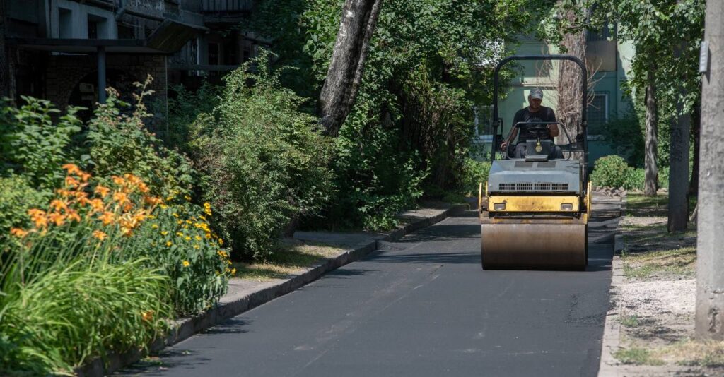В Кам'янському триває ремонт доріг у дворах будинків - ФОТО