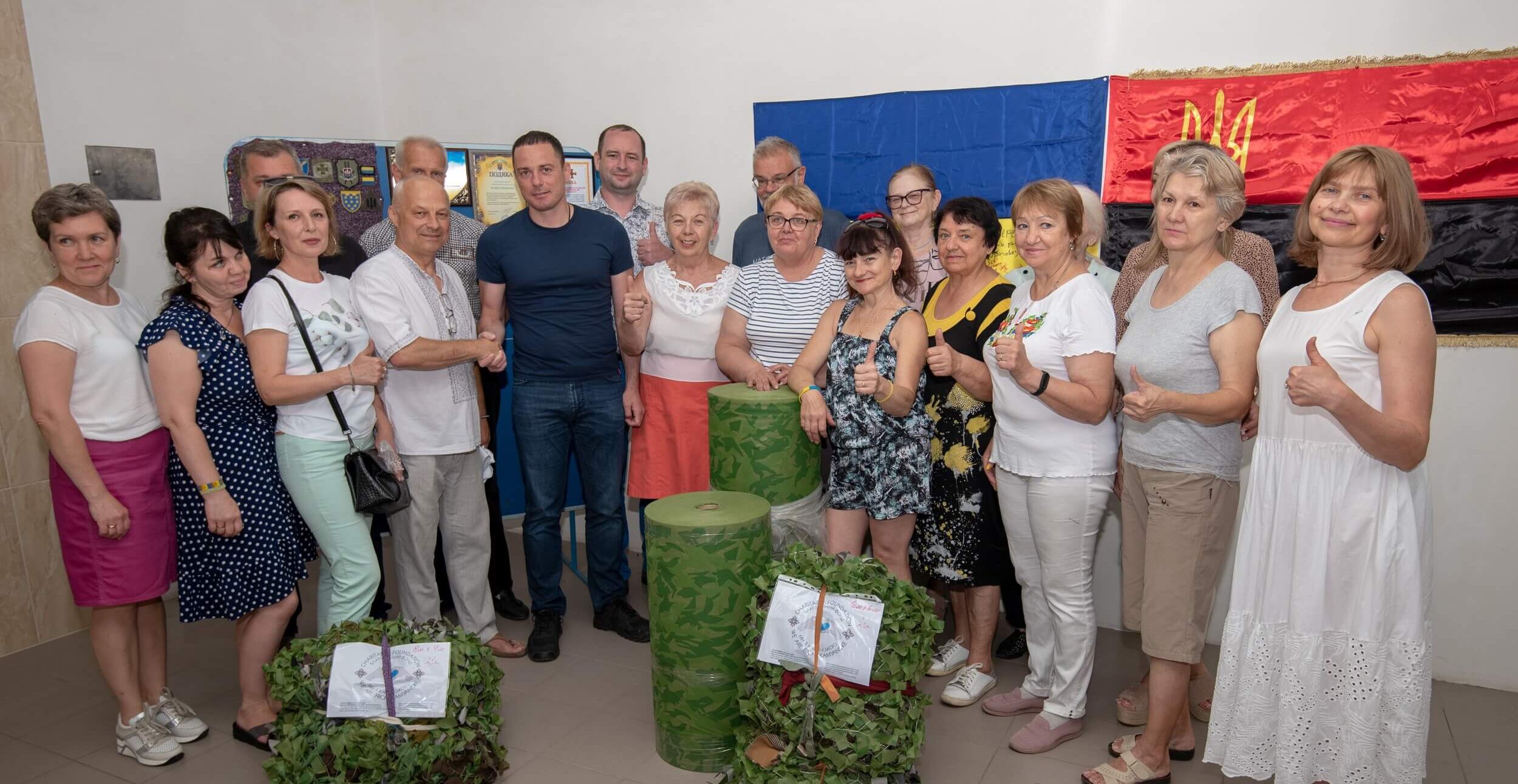 Волонтери з Кам'янського продовжують плести маскувальні сітки та «кікімори» для ЗСУ - ФОТО