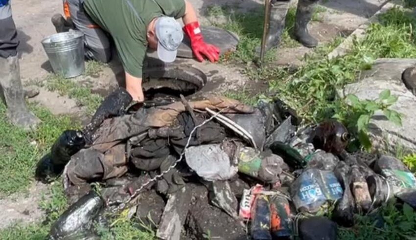 В Кам’янському представники КП «Добробут» чистять забиту каналізаційну систему та ремонтують покрівлі
