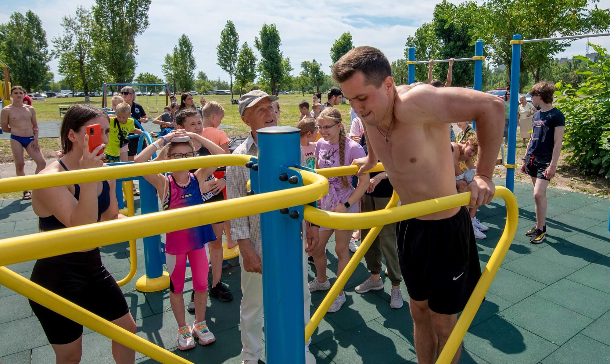 В Кам'янському на спортивному заході на Набережній Дніпробуду плавали, стрибали та збирали кошти для військових - ФОТО