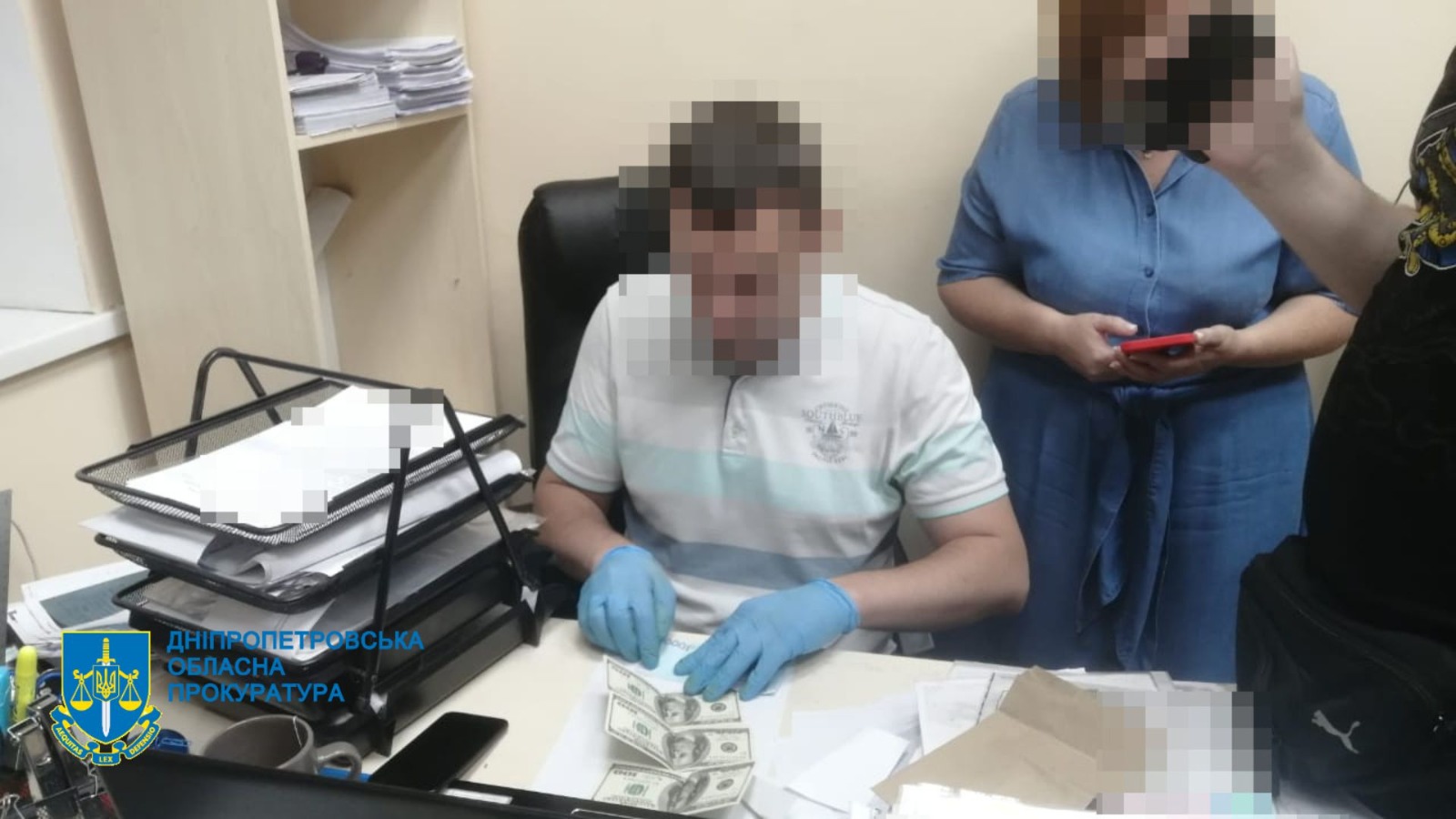У Дніпрі посадовця комунального підприємства міськради викрили на отримані хабаря 2,4 тис. доларів - ФОТО