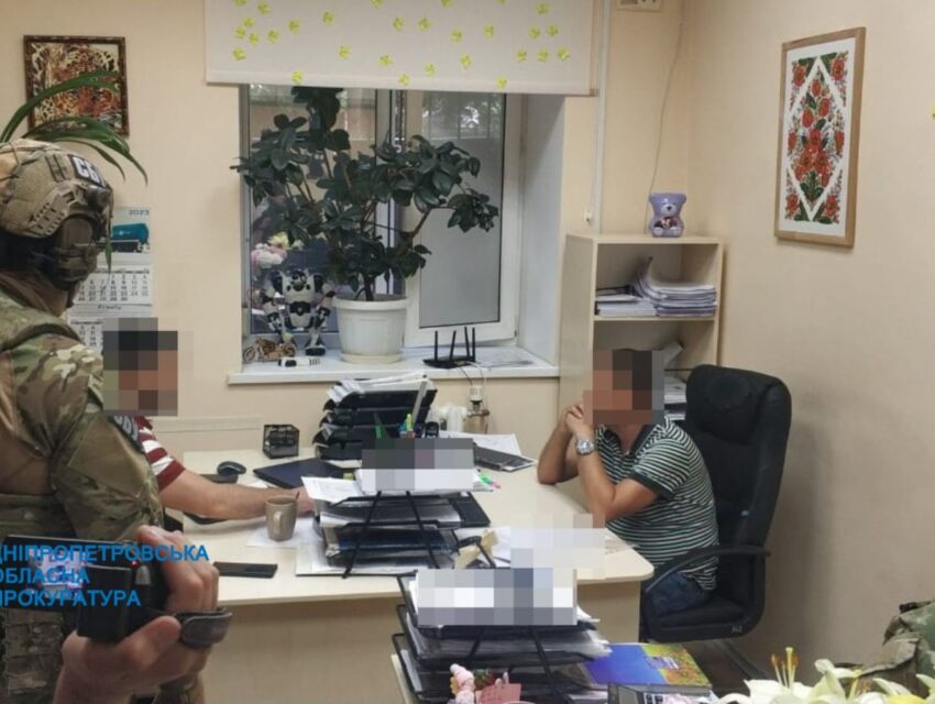 У Дніпрі посадовця комунального підприємства міськради викрили на отримані хабаря 2,4 тис. доларів