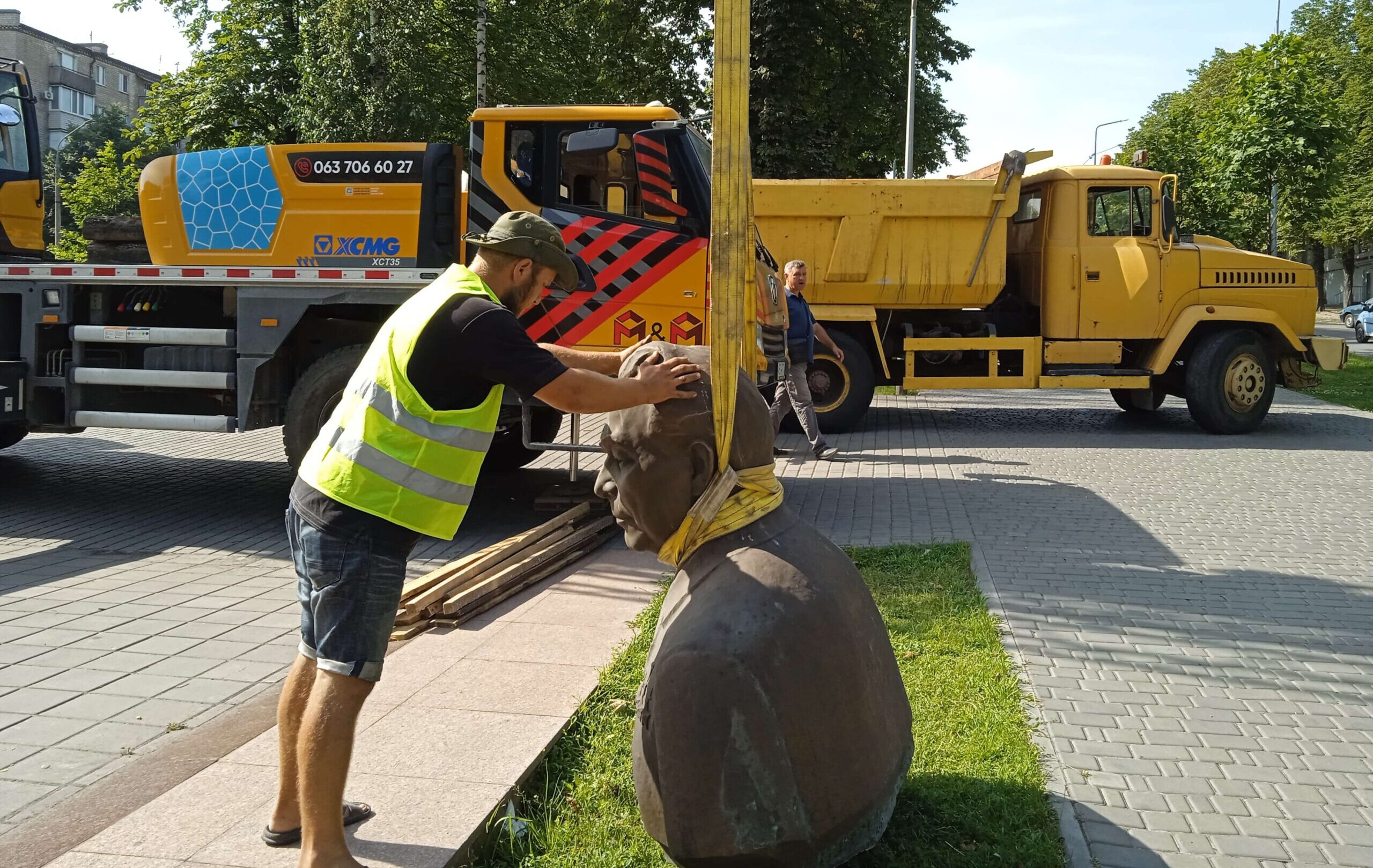 В Кам'янському демонтують погруддя Леоніда Брежнєва - ФОТО
