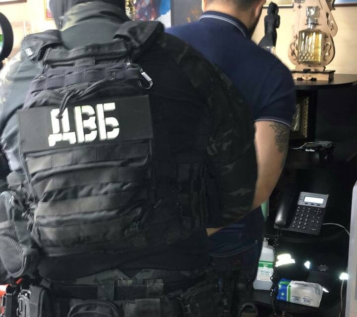В Дніпрі чотирьох правоохоронців підозрюють у відмазуванні «банди псевдо ТРО-шників»