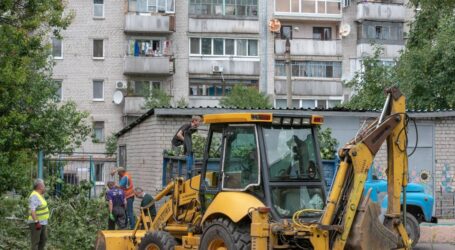 Наслідки буревію в Кам’янському: відновлюється рух трамваїв та електропостачання, ремонтуються покрівлі будинків