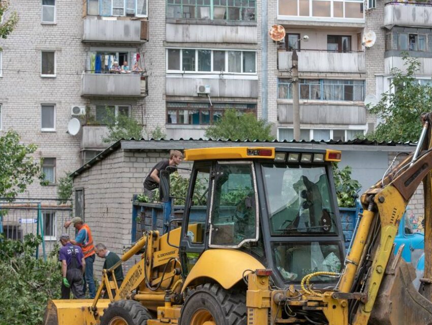 Наслідки буревію в Кам’янському: відновлюється рух трамваїв та електропостачання, ремонтуються покрівлі будинків