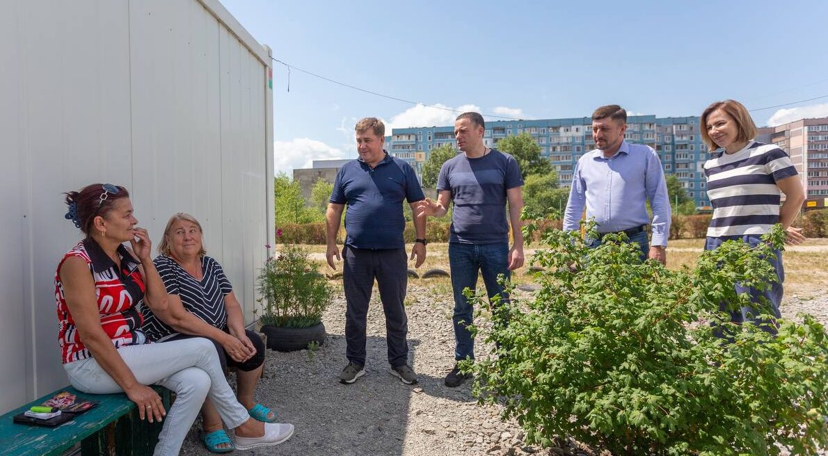 Представники влади міста та району проінспектували умови проживання вимушених переселенців в Кам'янському - ФОТО