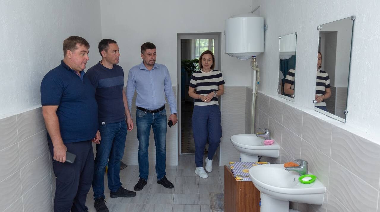 Представники влади міста та району проінспектували умови проживання вимушених переселенців в Кам'янському - ФОТО