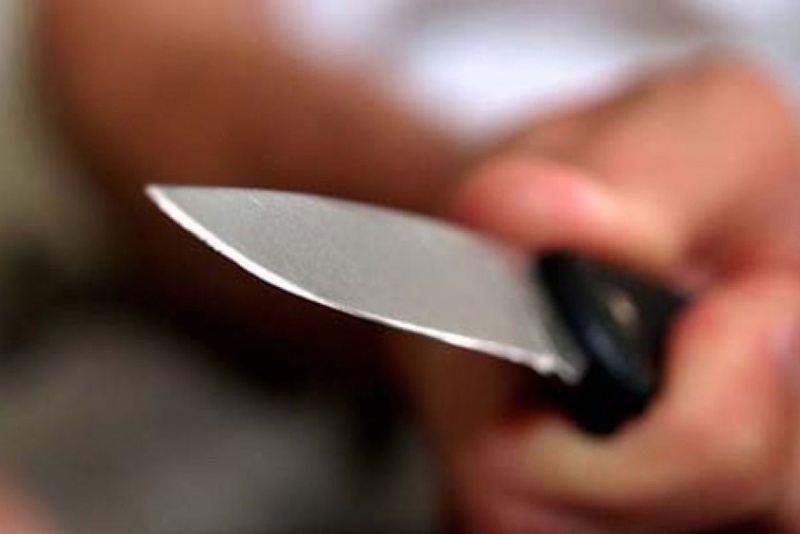В Кам’янському районі чоловік через ревнощі поранив дружину ножем