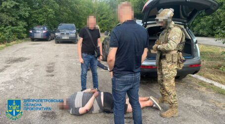 На Дніпропетровщині затримали учасників злочинної групи, яка торгувала зброєю та наркотиками на території області