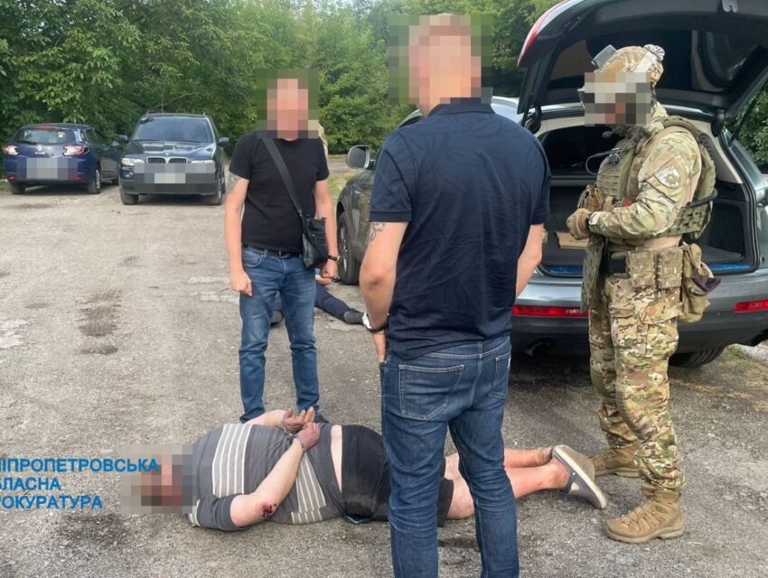 На Дніпропетровщині затримали учасників злочинної групи, яка торгувала зброєю та наркотиками на території області