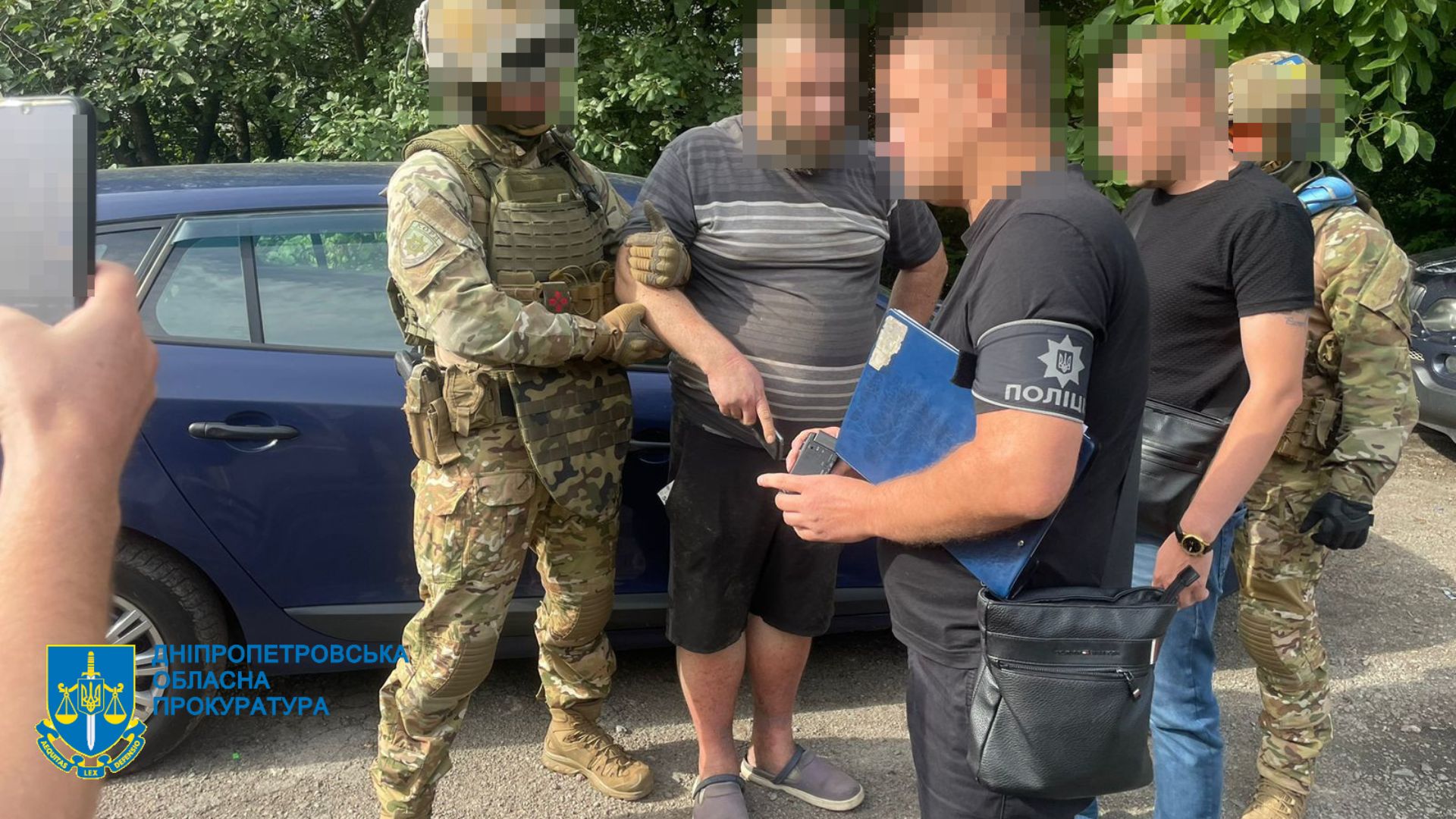 На Дніпропетровщині затримали учасників злочинної групи, яка торгувала зброєю та наркотиками на території області - ФОТО