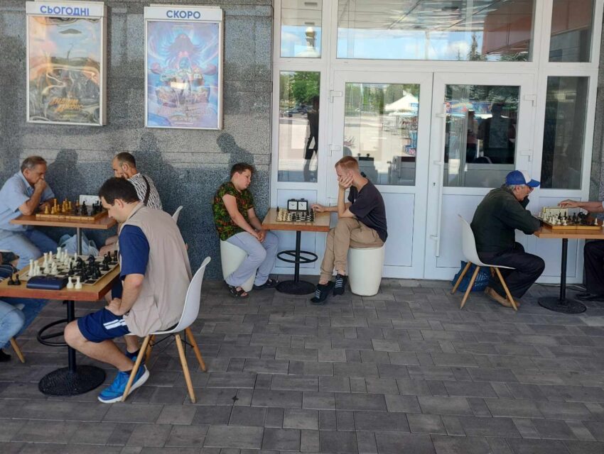 Переможець шахового турніру в Кам`янському отримав приз від шахіста-поета