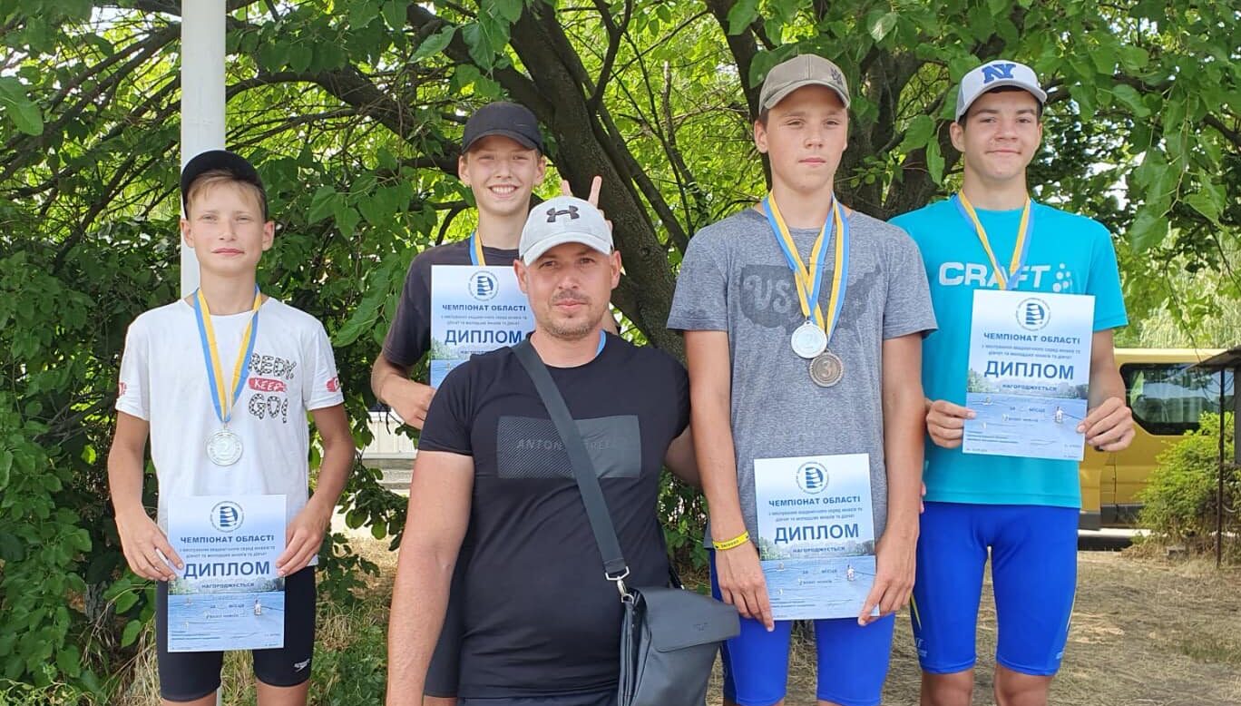 Спортсмени з Кам'янського привезли чимало нагород з чемпіонату Дніпропетровщини з академічного веслування - ФОТО