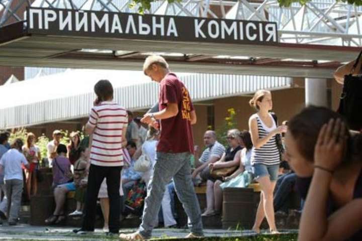 Скільки коштує навчання за контрактом на популярніші спеціальності в українських вишах