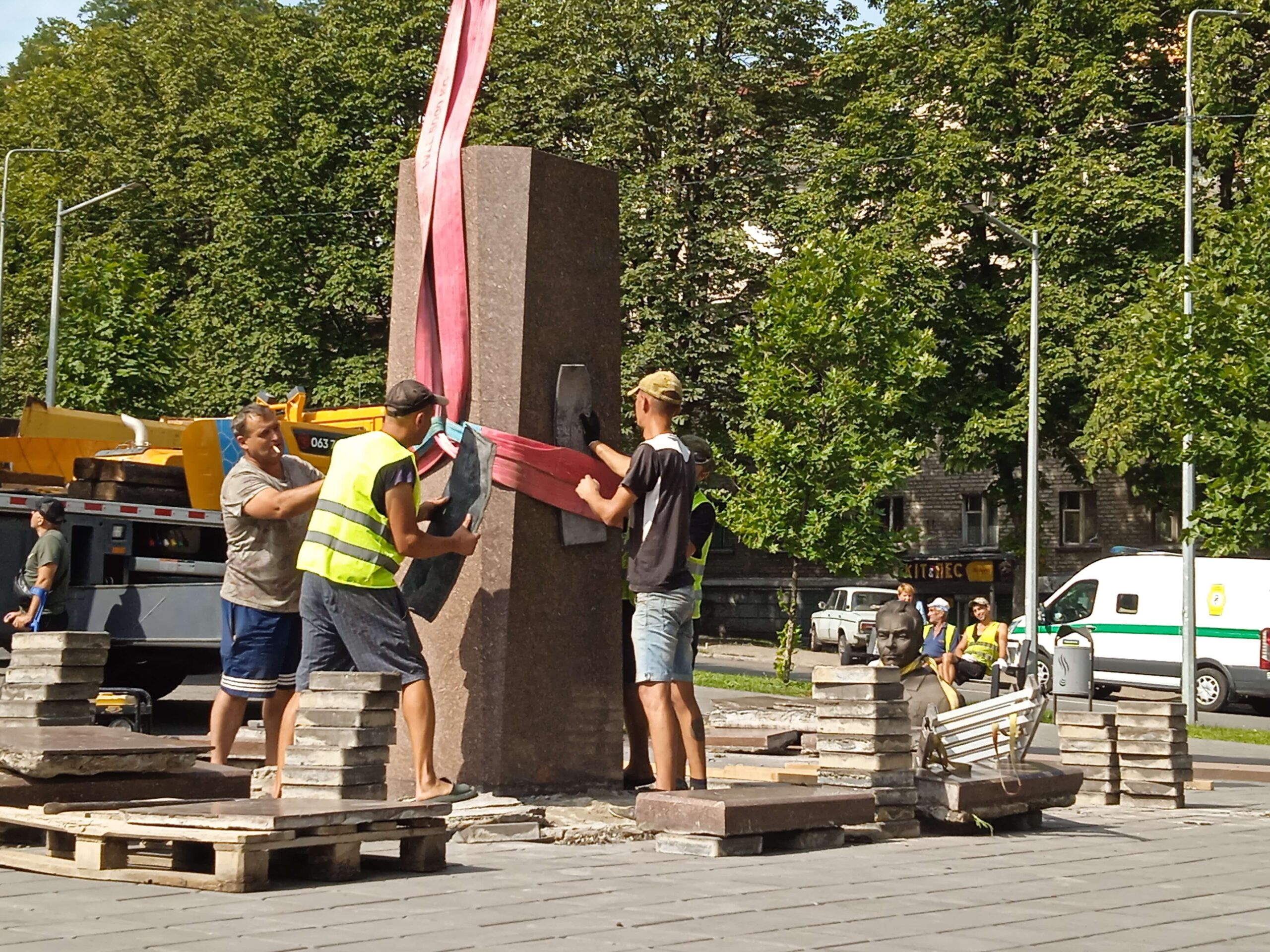 В Кам'янському демонтують погруддя Леоніда Брежнєва - ФОТО