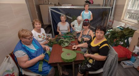 Волонтери з Кам’янського продовжують плести маскувальні сітки та «кікімори» для ЗСУ
