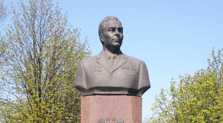 В Кам’янському погруддя Леоніда Брежнєва завтра перенесуть на інше місце