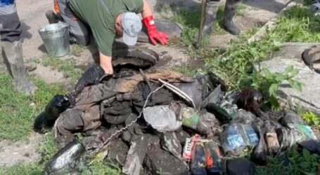 В Кам’янському представники КП «Добробут» чистять забиту каналізаційну систему та ремонтують покрівлі