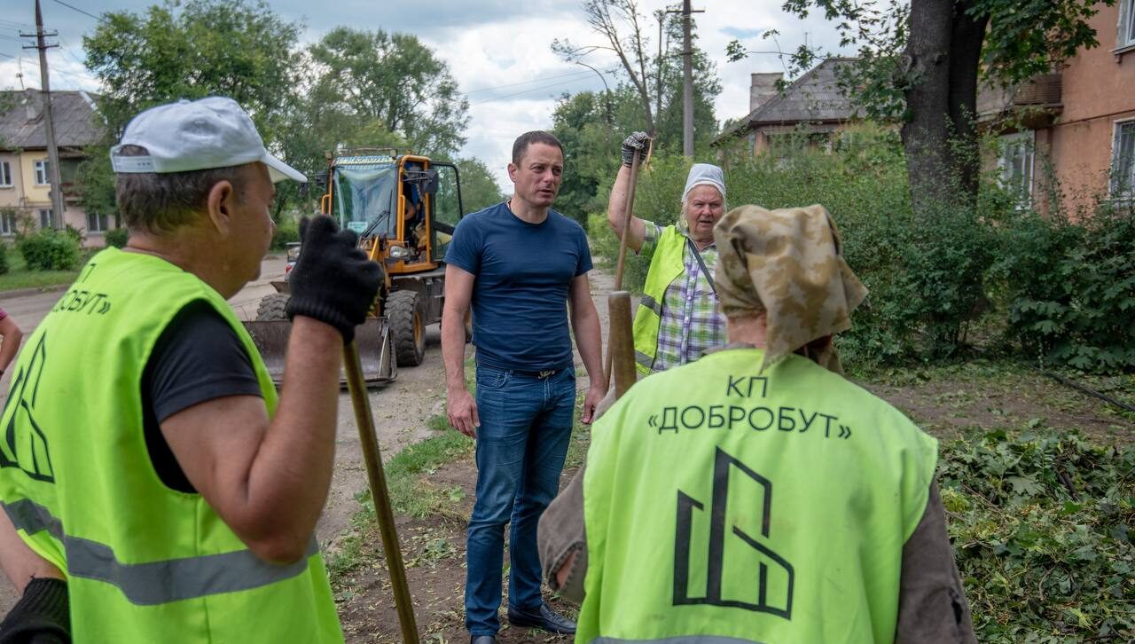 Наслідки буревію в Кам'янському: відновлюється рух трамваїв та електропостачання, ремонтуються покрівлі будинків - ФОТО