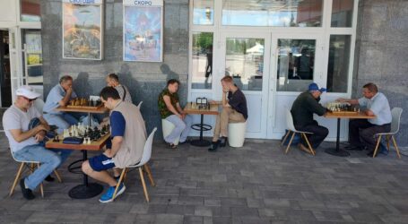 Переможець шахового турніру в Кам`янському отримав приз від шахіста-поета