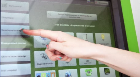 Для поповнення банківської картки через термінал знадобиться пароль
