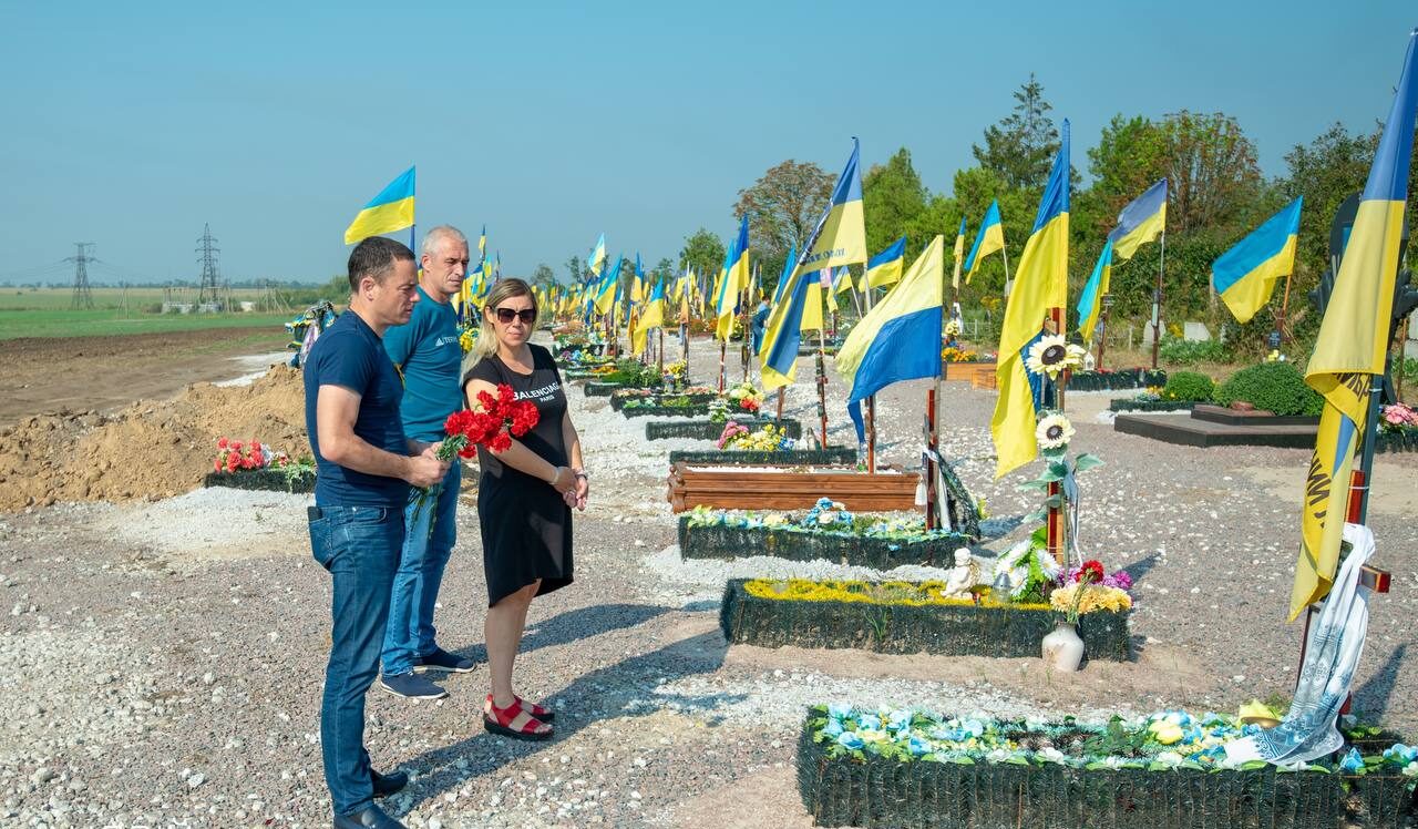 В Кам'янському сьогодні вшановували пам'ять загиблих Героїв, що віддали свої життя за вільну Україну - ФОТО