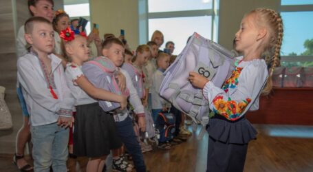 В Кам’янському діти військовослужбовців та переселенців отримали в подарунок шкільне приладдя