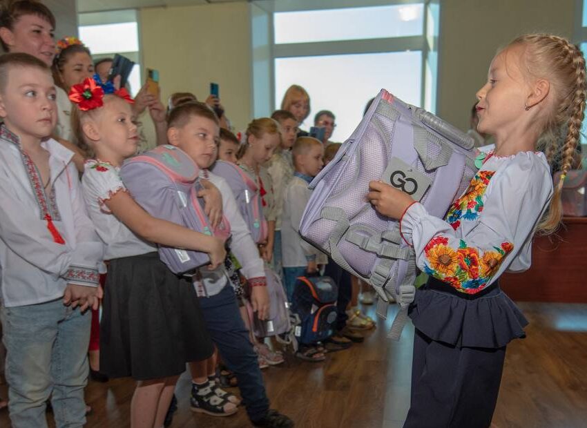 В Кам’янському діти військовослужбовців та переселенців отримали в подарунок шкільне приладдя