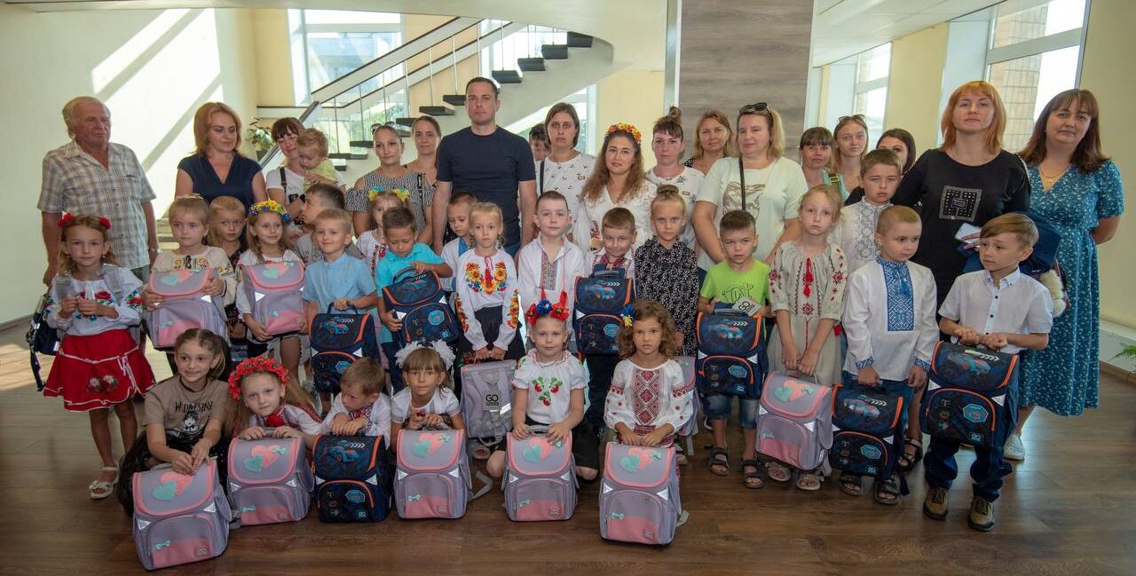 В Кам'янському діти військовослужбовців та переселенців отримали в подарунок шкільне приладдя - ФОТО