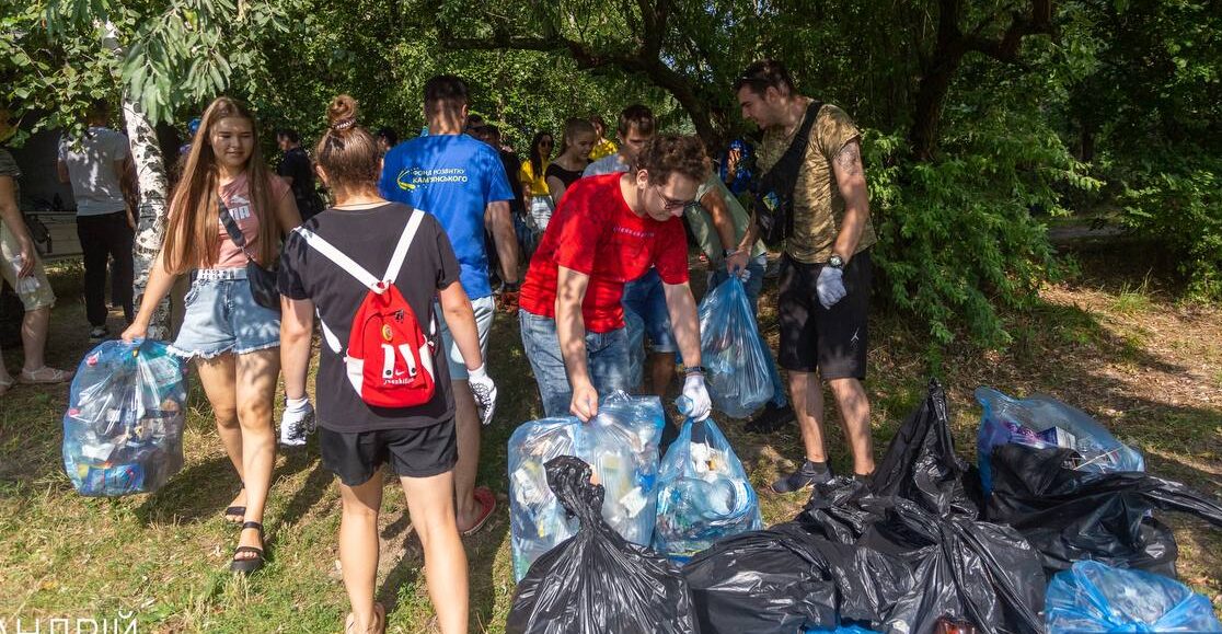 В Кам'янському представники влади, волонтери та молодь провели екологічну акцію на Лівобережжі - ФОТО