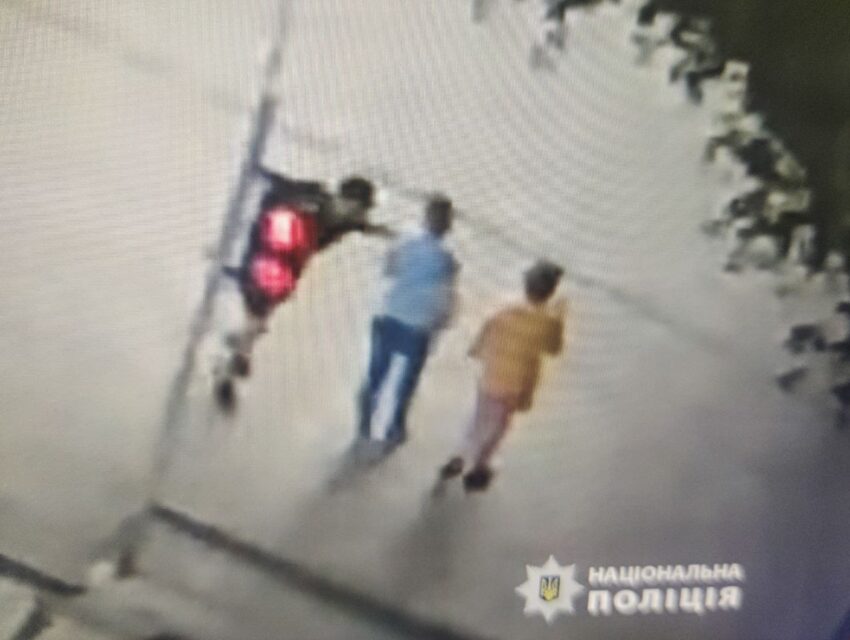 В центрі Кам’янського збоченець зірвав з шиї перехожої жінки ланцюжок із кулоном