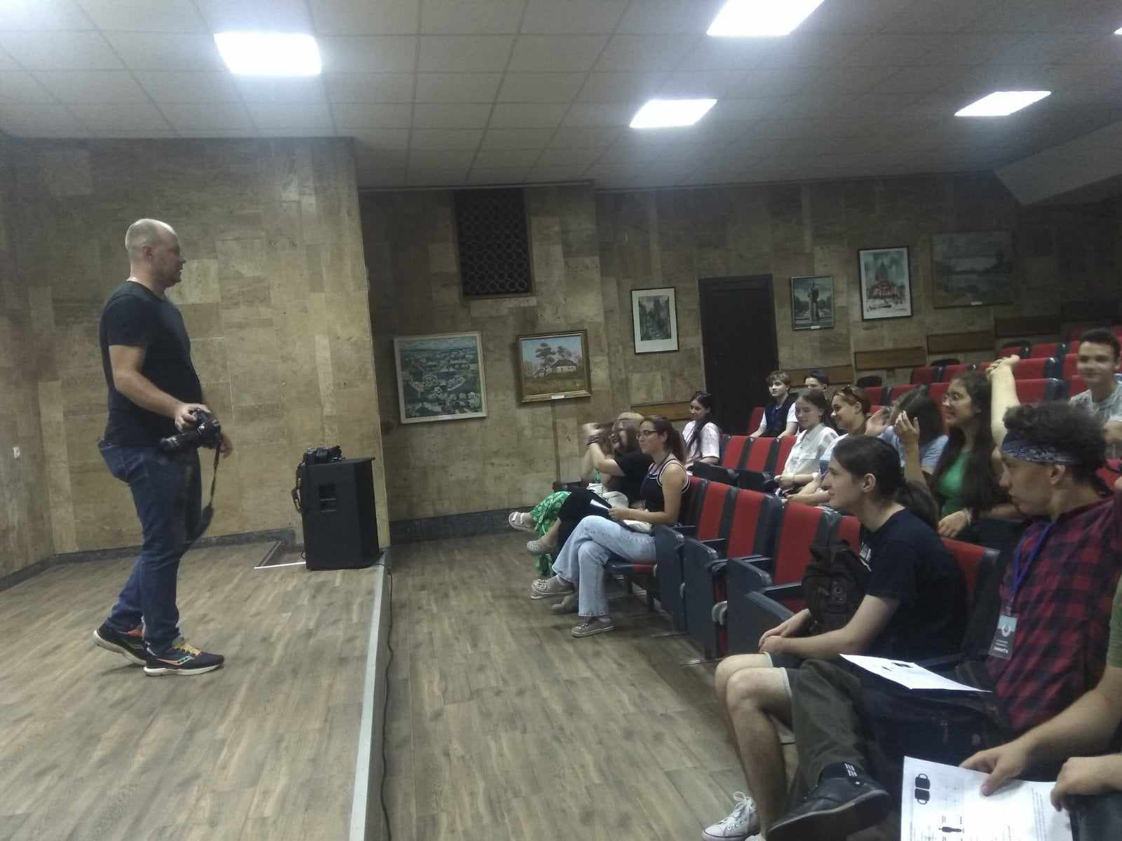 Учасники Літньої школи гідів в Кам'янському навчались у відомого майстра мистецтву архітектурної фотографії - ФОТО