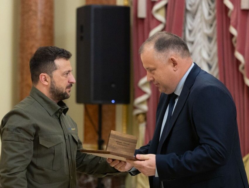 Понад 700 операцій військовим: нейрохірурга з Дніпропетровщини нагороджено відзнакою «Національна легенда України»