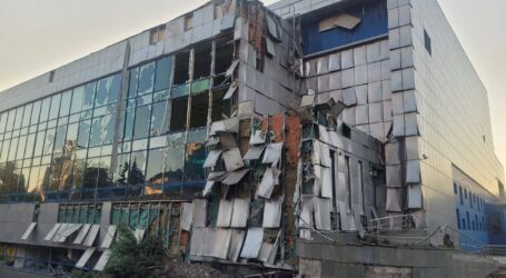 Внаслідок ранкової ракетної атаки по Дніпру постраждали дві людини, спалахнула пожежа на промпідприємстві