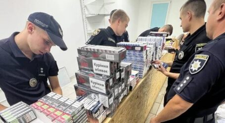 В Кам’янському з торговельного кіоску вилучили цигарки та алкоголь без дозвільних документів на понад 270 тисяч гривень
