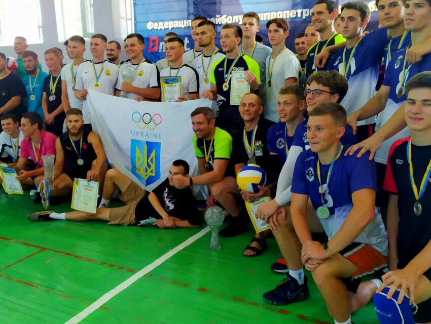 Кам`янчани та криничанці стали переможцями волейбольного турніру “Незламний народ – незламної країни”
