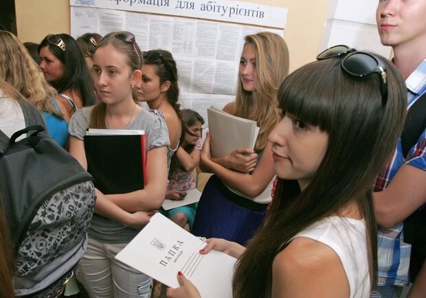Суднобудівельники та богослови «поступаються» правознавцям та психологам: які спеціальності обирали випускники в Україні цьогоріч 