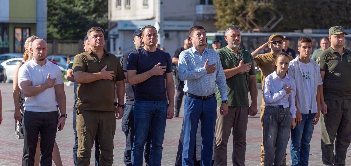 В Кам'янському пройшла урочиста церемонія підняття Державного Прапора України - ФОТО