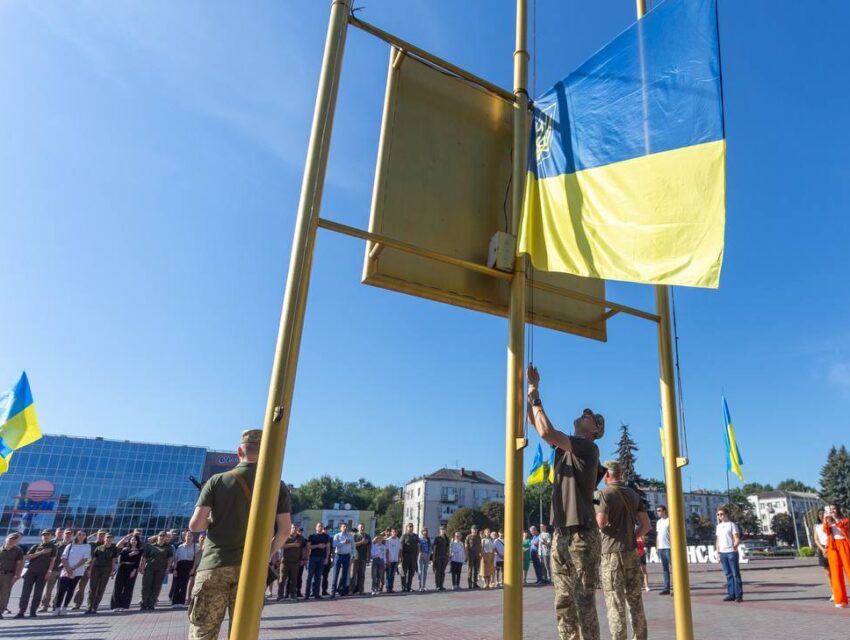 В Кам’янському пройшла урочиста церемонія підняття Державного Прапора України