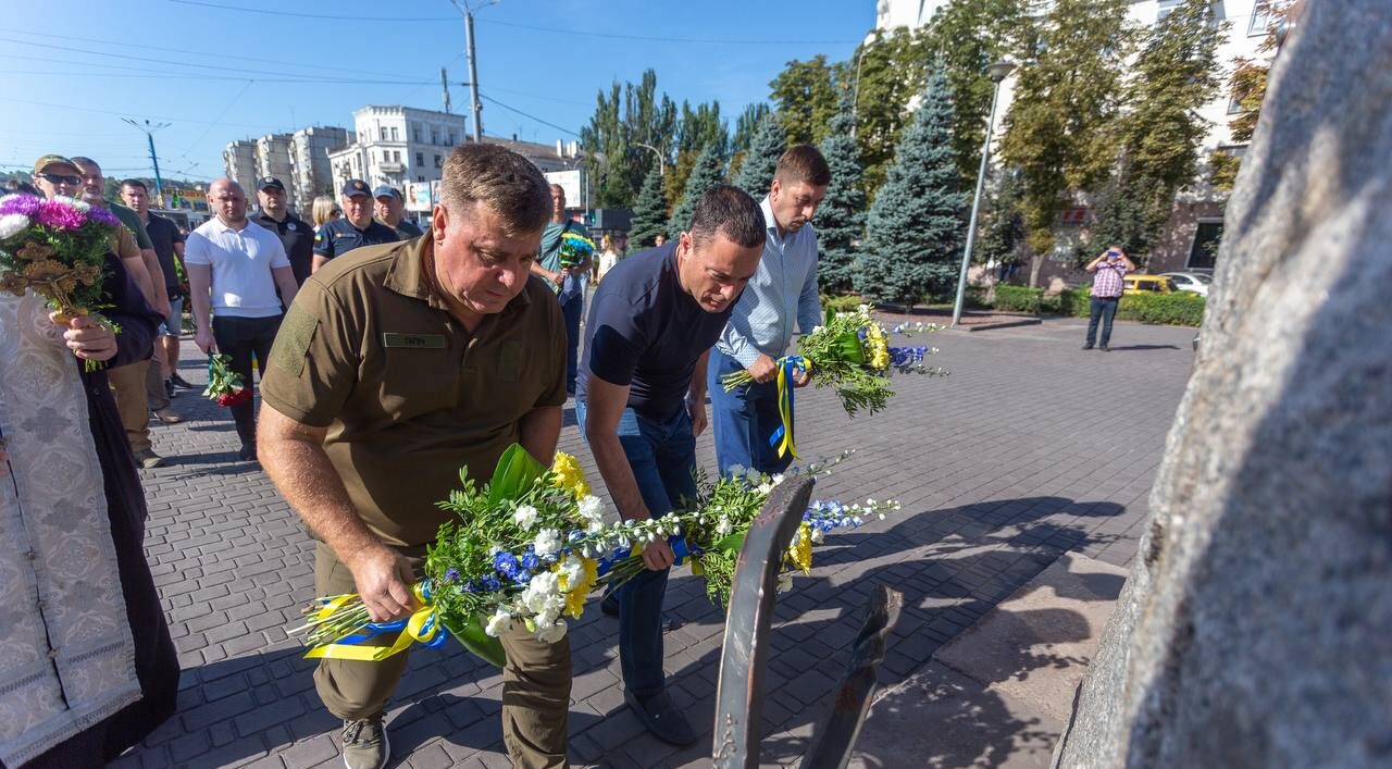 В Кам'янському пройшла урочиста церемонія підняття Державного Прапора України - ФОТО
