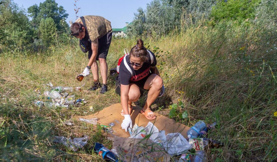 В Кам'янському представники влади, волонтери та молодь провели екологічну акцію на Лівобережжі - ФОТО