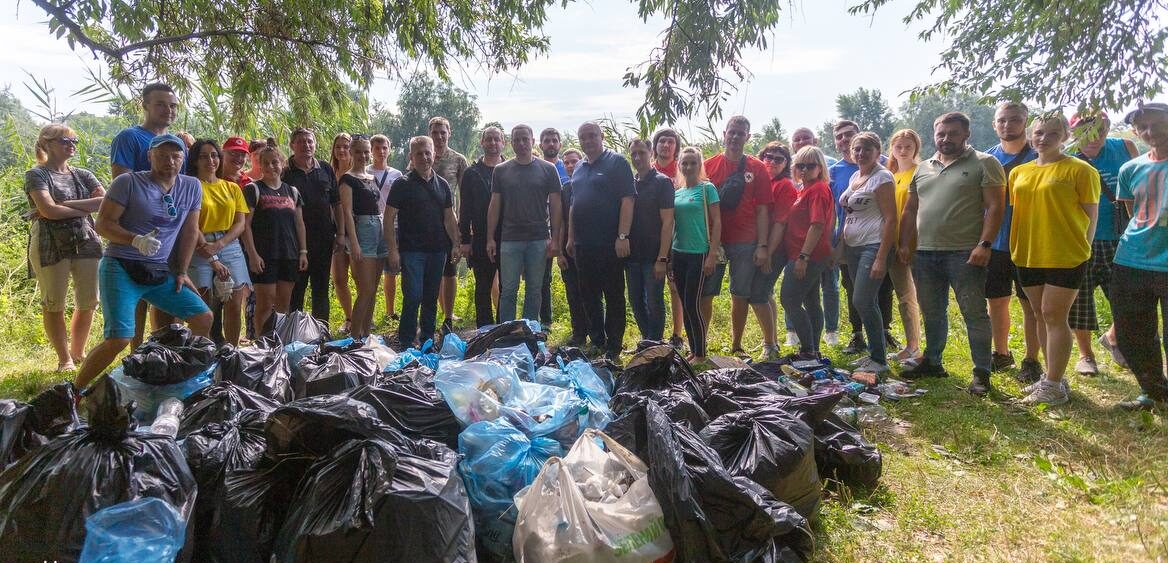 В Кам'янському представники влади, волонтери та молодь провели екологічну акцію на Лівобережжі - ФОТО