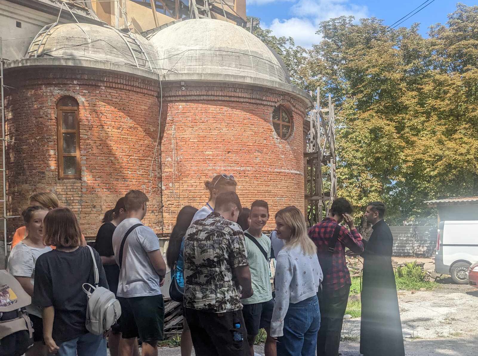Юні екскурсоводи подовжують знайомитись з храмами Кам'янського - ФОТО