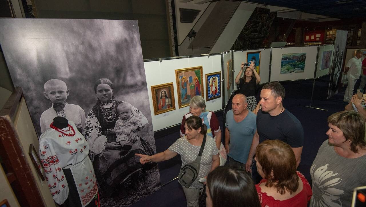Творчість об'єднала митців у Кам'янському: в Музеї історії міста відкрилась унікальна виставка - ФОТО